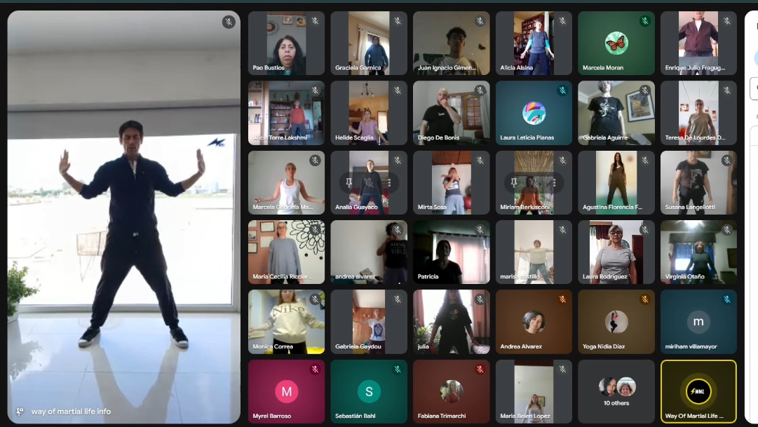 El maestro Román con alumnos conectados en clase virtual por Zoom
